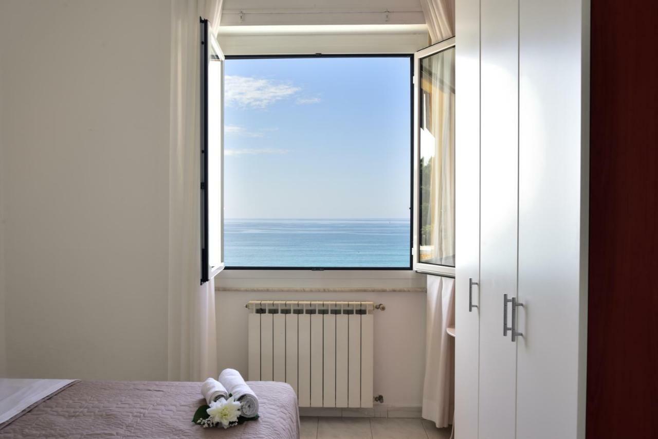 Il Faro Dei Poeti Apartment เลริชี ภายนอก รูปภาพ
